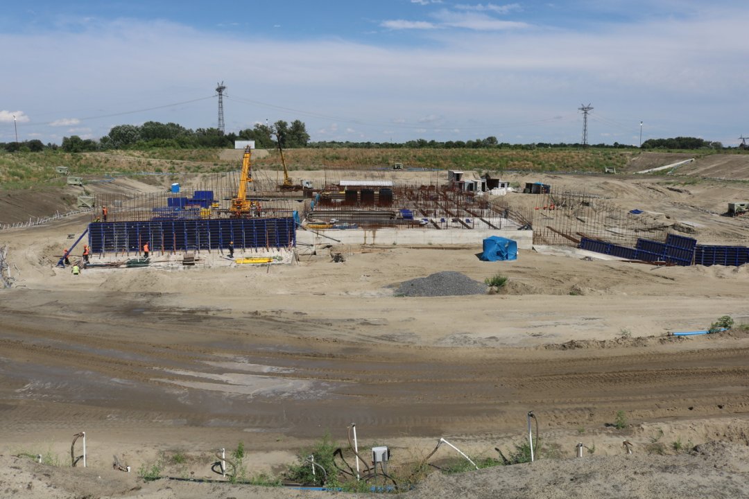 На площадке строительства Багаевского гидроузла полностью завершено устройство подбетонки в котловане под водосбросную плотину